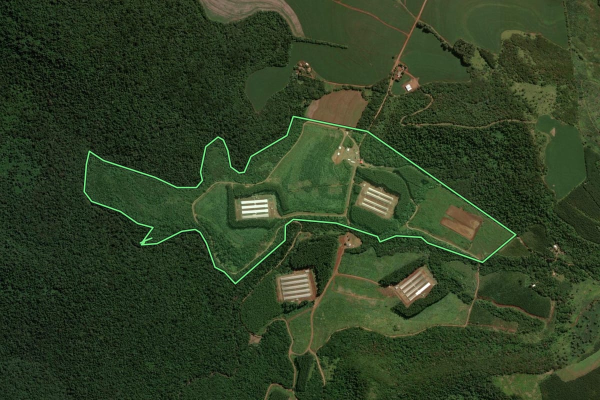 Imagem de satélite do imóvel rural em Santa Tereza do Oeste (PR), com o contorno declarado no CAR desenhado por cima.