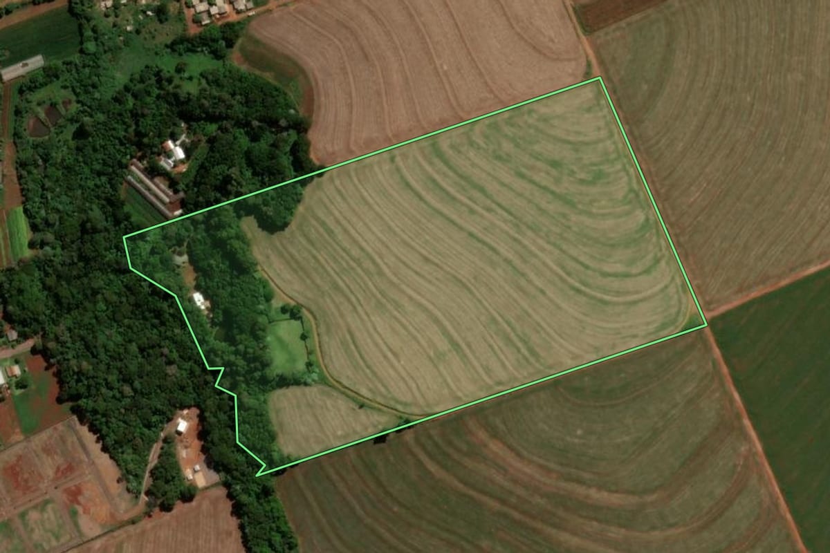 Imagem de satélite do imóvel rural em Santa Tereza do Oeste (PR), com o contorno declarado no CAR desenhado por cima.