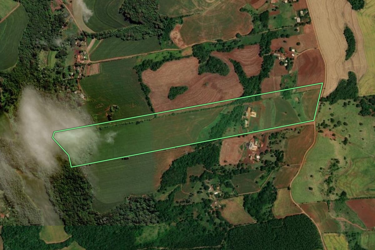 Imagem de satélite do imóvel rural em Santa Tereza do Oeste (PR), com o contorno declarado no CAR desenhado por cima.