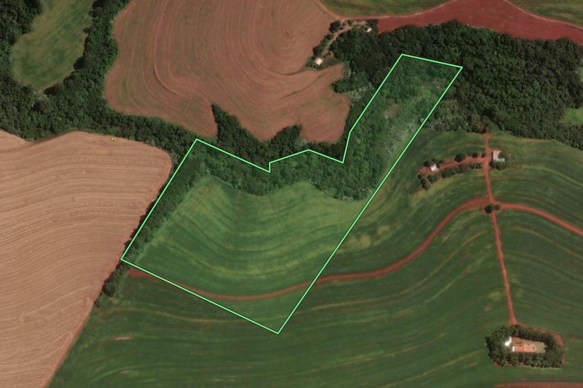 Imagem de satélite do imóvel rural em Santa Tereza do Oeste (PR), com o contorno declarado no CAR desenhado por cima.