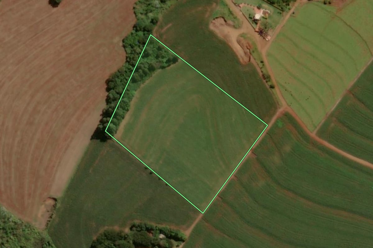 Imagem de satélite do imóvel rural em Santa Tereza do Oeste (PR), com o contorno declarado no CAR desenhado por cima.