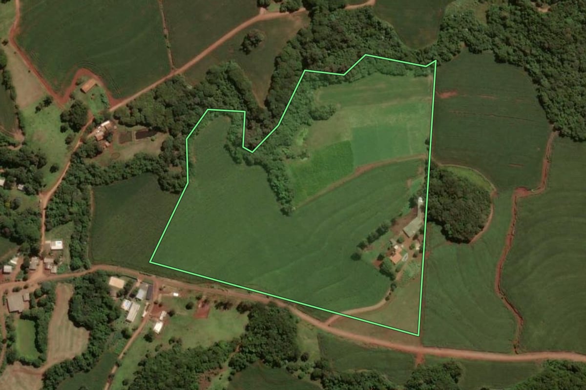 Imagem de satélite do imóvel rural em Santa Tereza do Oeste (PR), com o contorno declarado no CAR desenhado por cima.