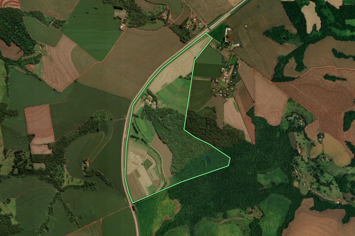 Imagem de satélite do imóvel rural em Santa Tereza do Oeste (PR), com o contorno declarado no CAR desenhado por cima.
