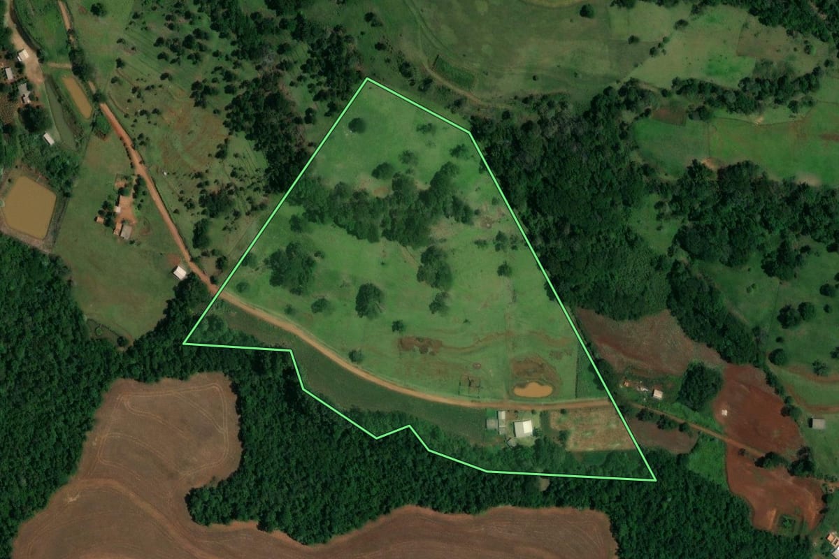 Imagem de satélite do imóvel rural em Santa Tereza do Oeste (PR), com o contorno declarado no CAR desenhado por cima.