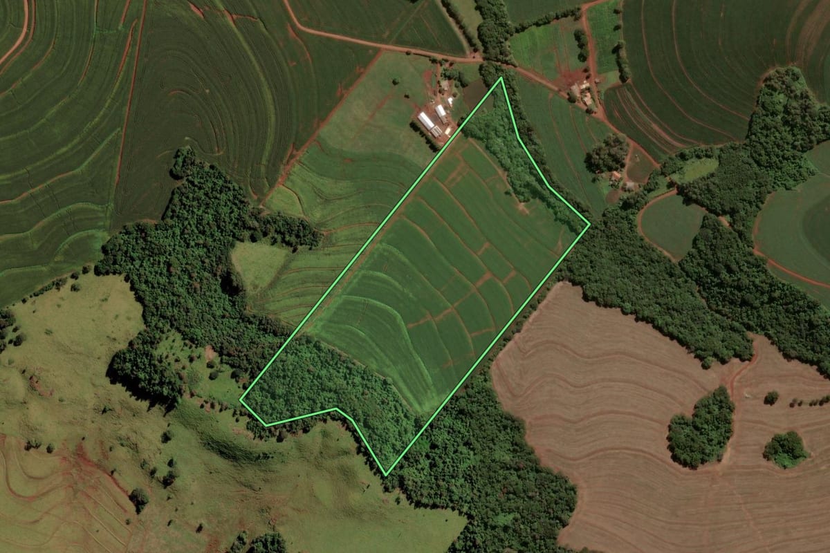 Imagem de satélite do imóvel rural em Santa Tereza do Oeste (PR), com o contorno declarado no CAR desenhado por cima.