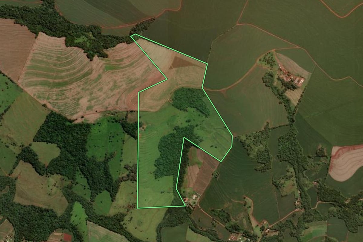 Imagem de satélite do imóvel rural em Santa Tereza do Oeste (PR), com o contorno declarado no CAR desenhado por cima.