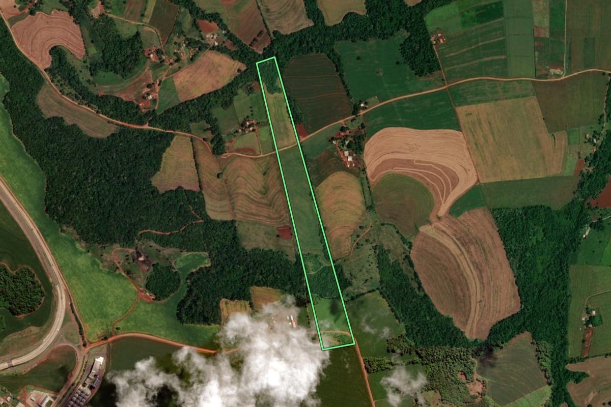 Imagem de satélite do imóvel rural em Santa Tereza do Oeste (PR), com o contorno declarado no CAR desenhado por cima.