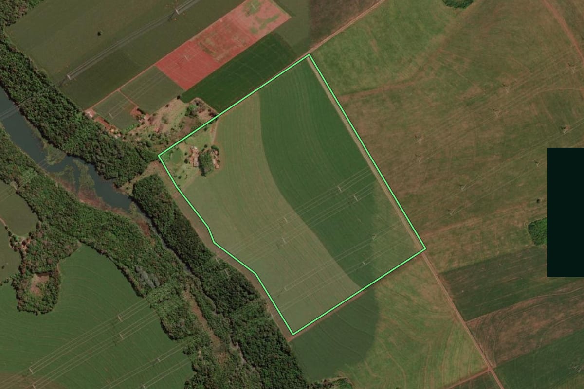 Imagem de satélite do imóvel rural em Santa Terezinha de Itaipu (PR), com o contorno declarado no CAR desenhado por cima.