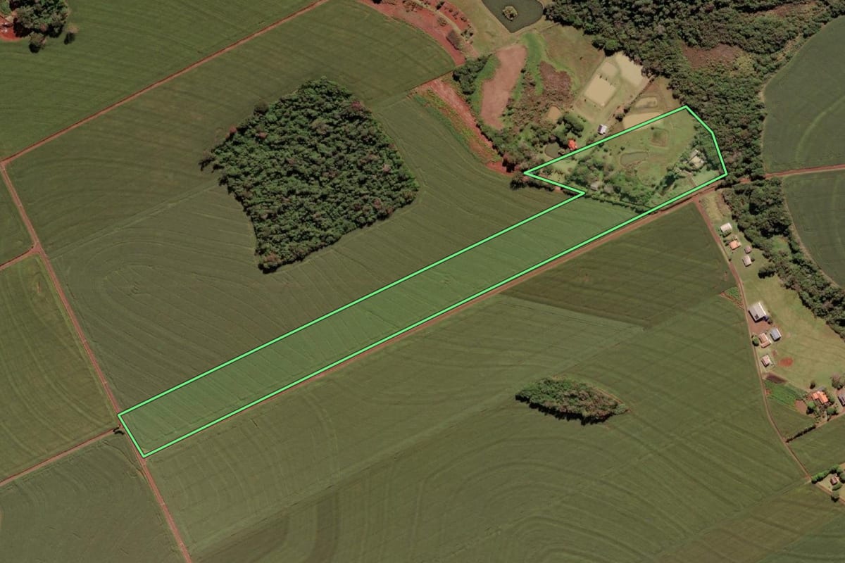 Imagem de satélite do imóvel rural em Santa Terezinha de Itaipu (PR), com o contorno declarado no CAR desenhado por cima.