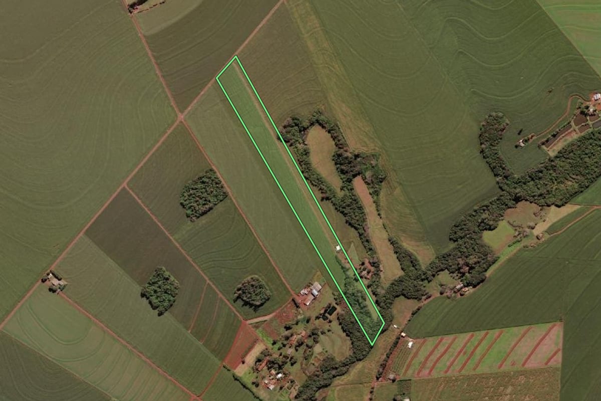 Imagem de satélite do imóvel rural em Santa Terezinha de Itaipu (PR), com o contorno declarado no CAR desenhado por cima.