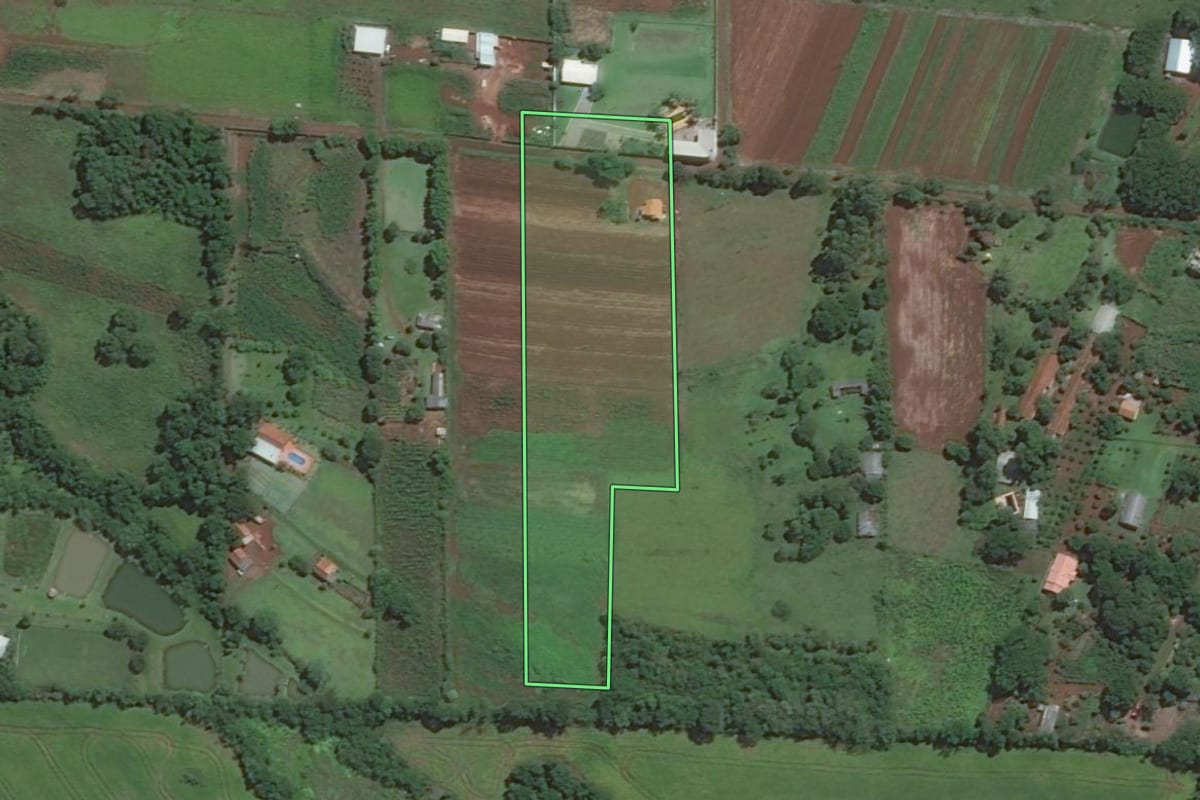 Imagem de satélite do imóvel rural em Santa Terezinha de Itaipu (PR), com o contorno declarado no CAR desenhado por cima.