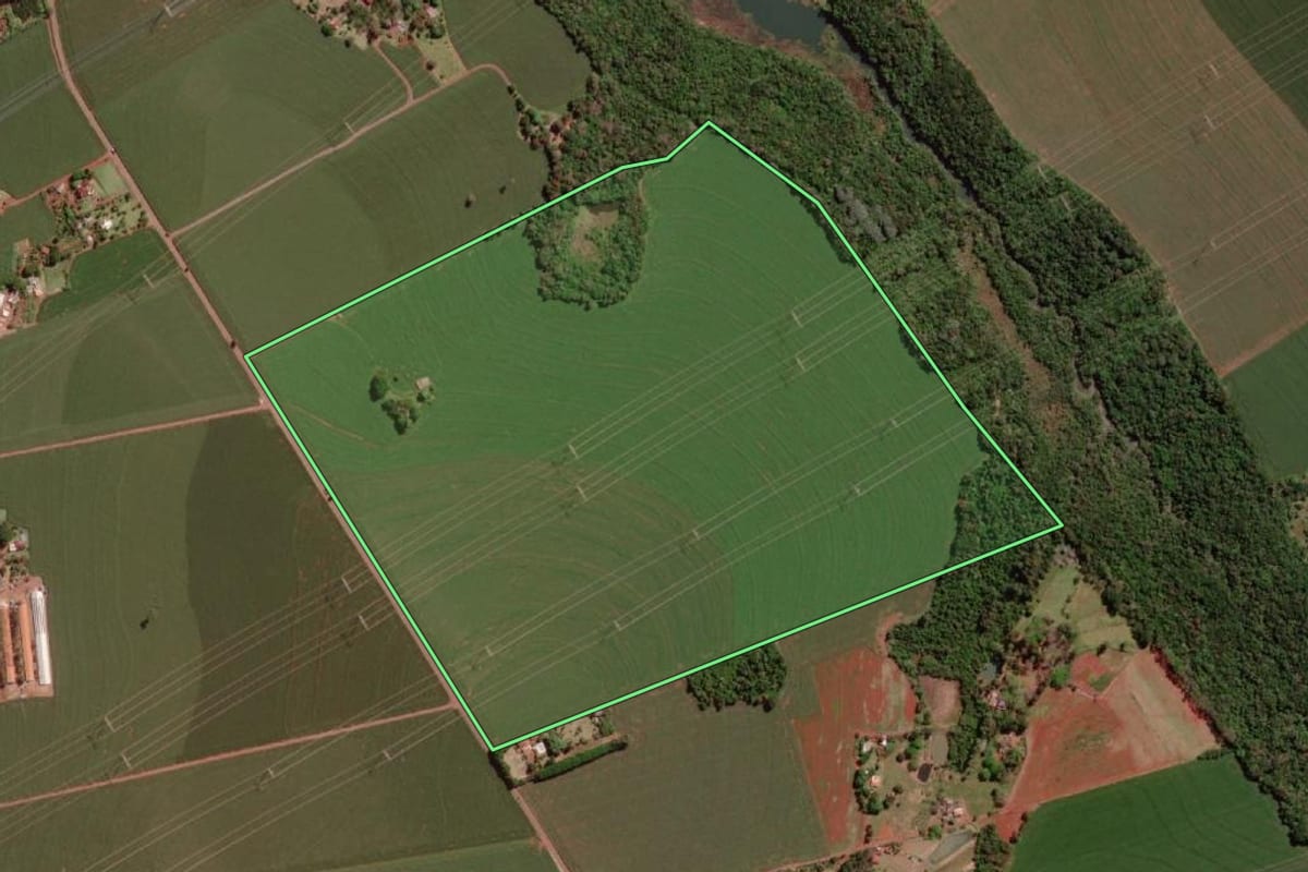 Imagem de satélite do imóvel rural em Santa Terezinha de Itaipu (PR), com o contorno declarado no CAR desenhado por cima.