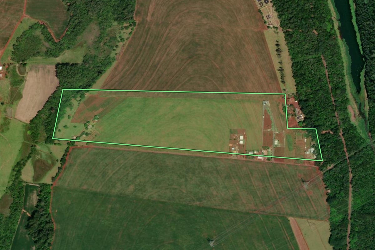 Imagem de satélite do imóvel rural em Santa Terezinha de Itaipu (PR), com o contorno declarado no CAR desenhado por cima.