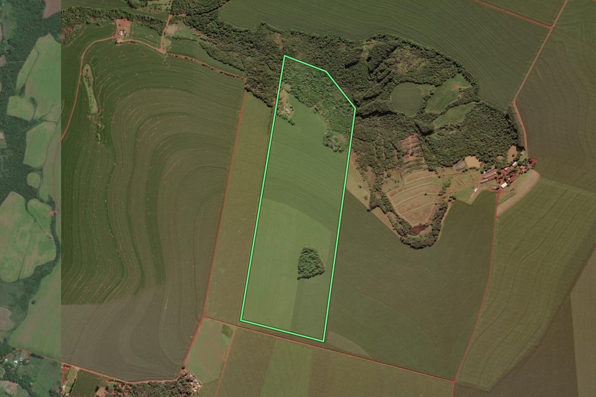 Imagem de satélite do imóvel rural em Santa Terezinha de Itaipu (PR), com o contorno declarado no CAR desenhado por cima.