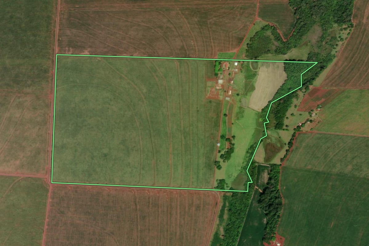Imagem de satélite do imóvel rural em Santa Terezinha de Itaipu (PR), com o contorno declarado no CAR desenhado por cima.