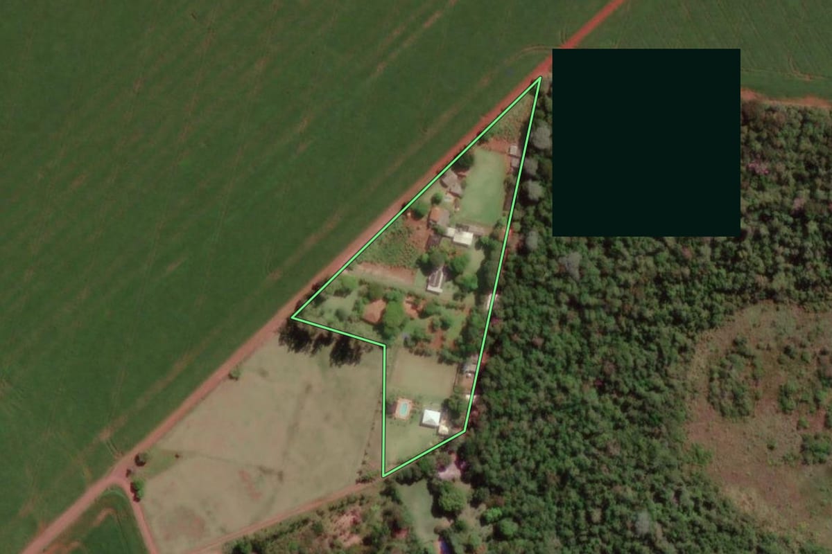 Imagem de satélite do imóvel rural em Santa Terezinha de Itaipu (PR), com o contorno declarado no CAR desenhado por cima.