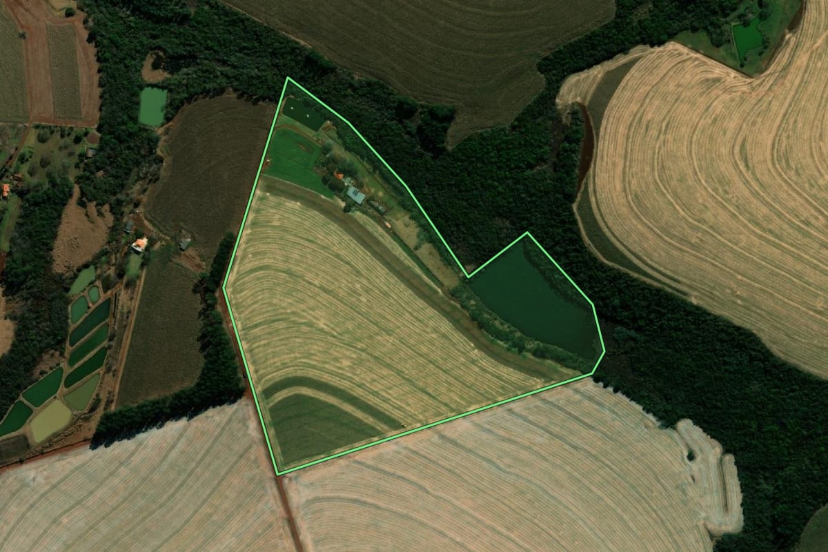 Imagem de satélite do imóvel rural em Santa Terezinha de Itaipu (PR), com o contorno declarado no CAR desenhado por cima.