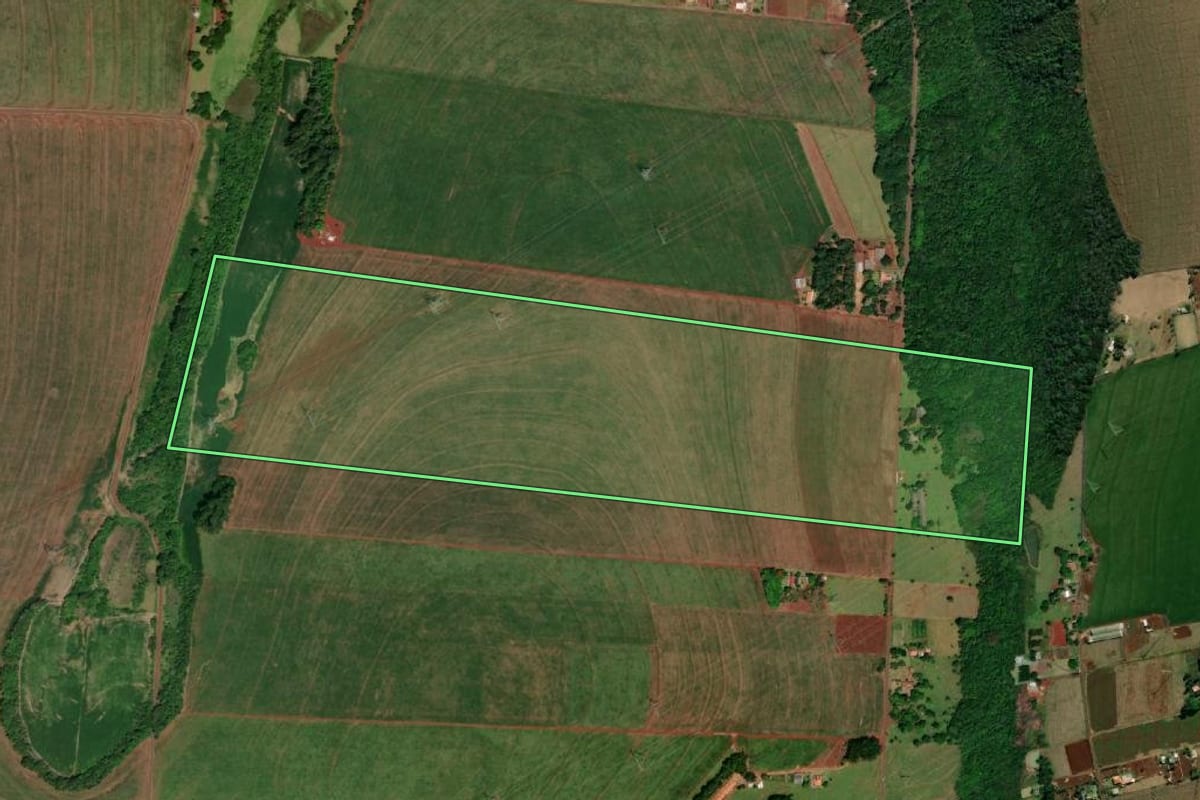 Imagem de satélite do imóvel rural em Santa Terezinha de Itaipu (PR), com o contorno declarado no CAR desenhado por cima.