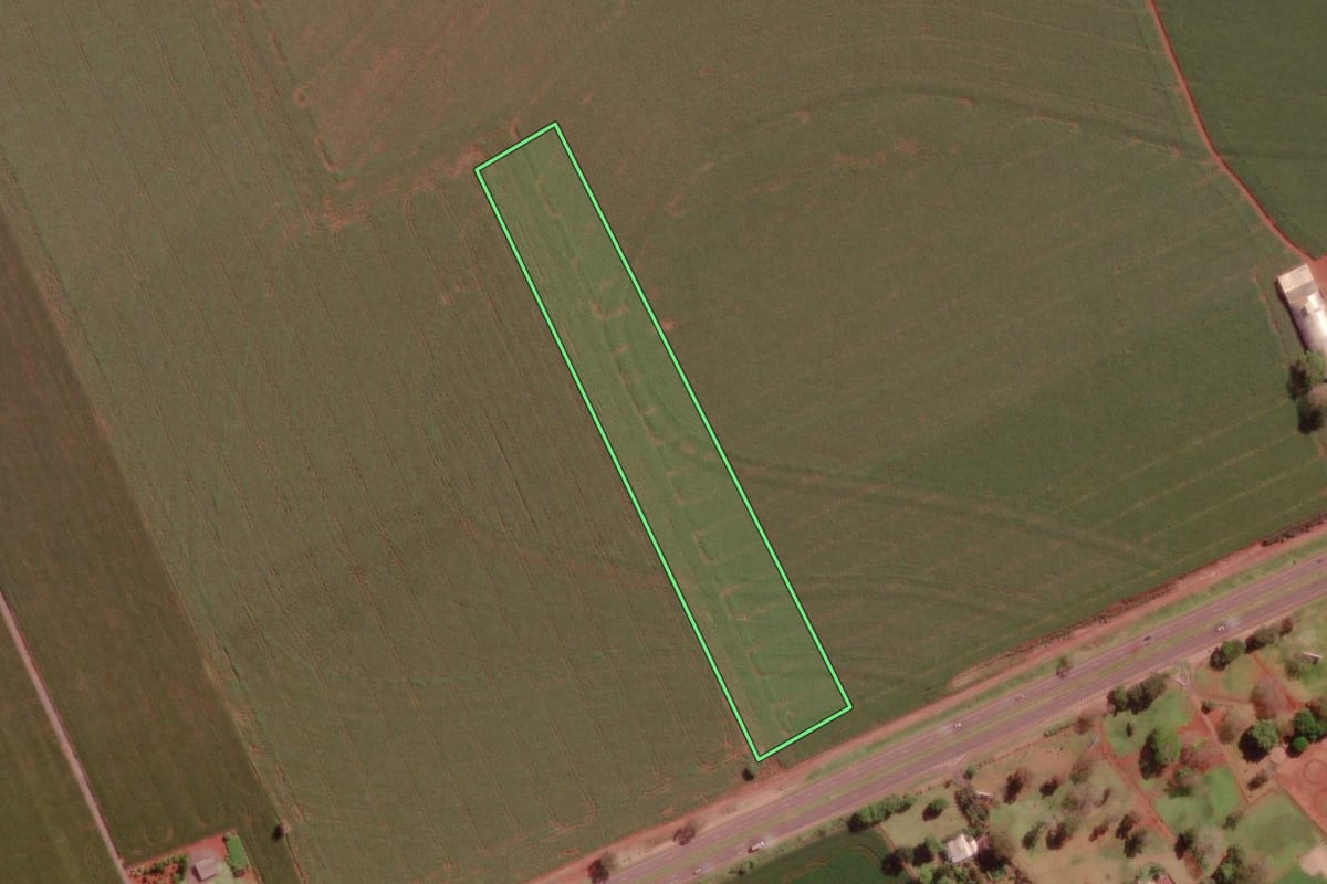 Imagem de satélite do imóvel rural em Santa Terezinha de Itaipu (PR), com o contorno declarado no CAR desenhado por cima.