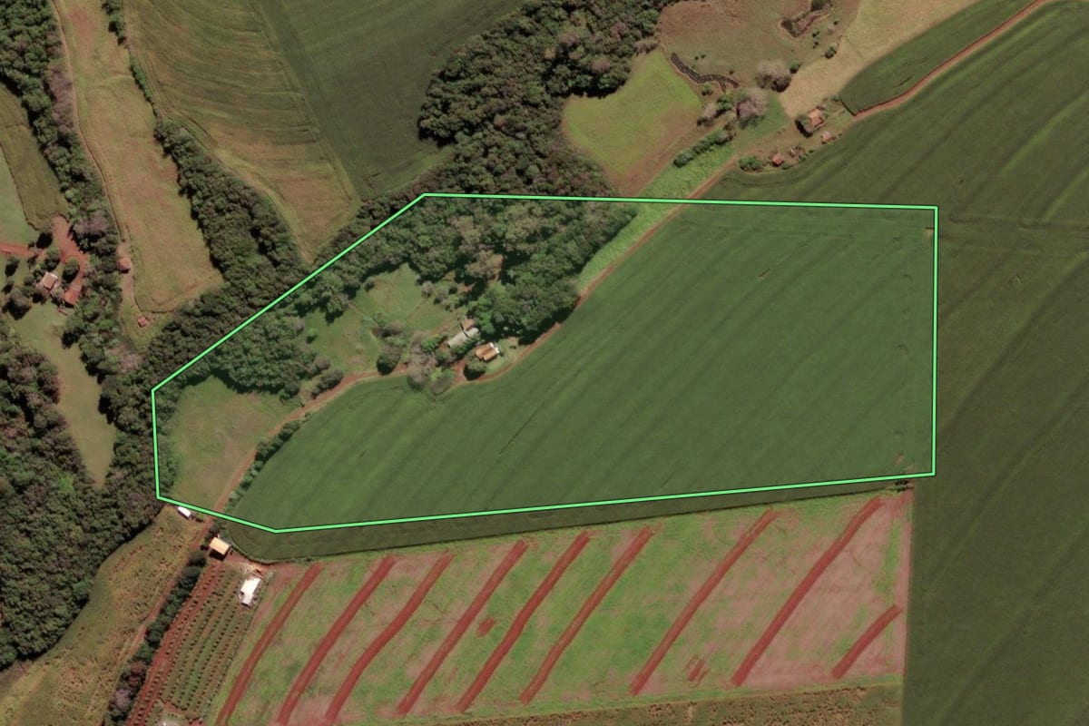 Imagem de satélite do imóvel rural em Santa Terezinha de Itaipu (PR), com o contorno declarado no CAR desenhado por cima.