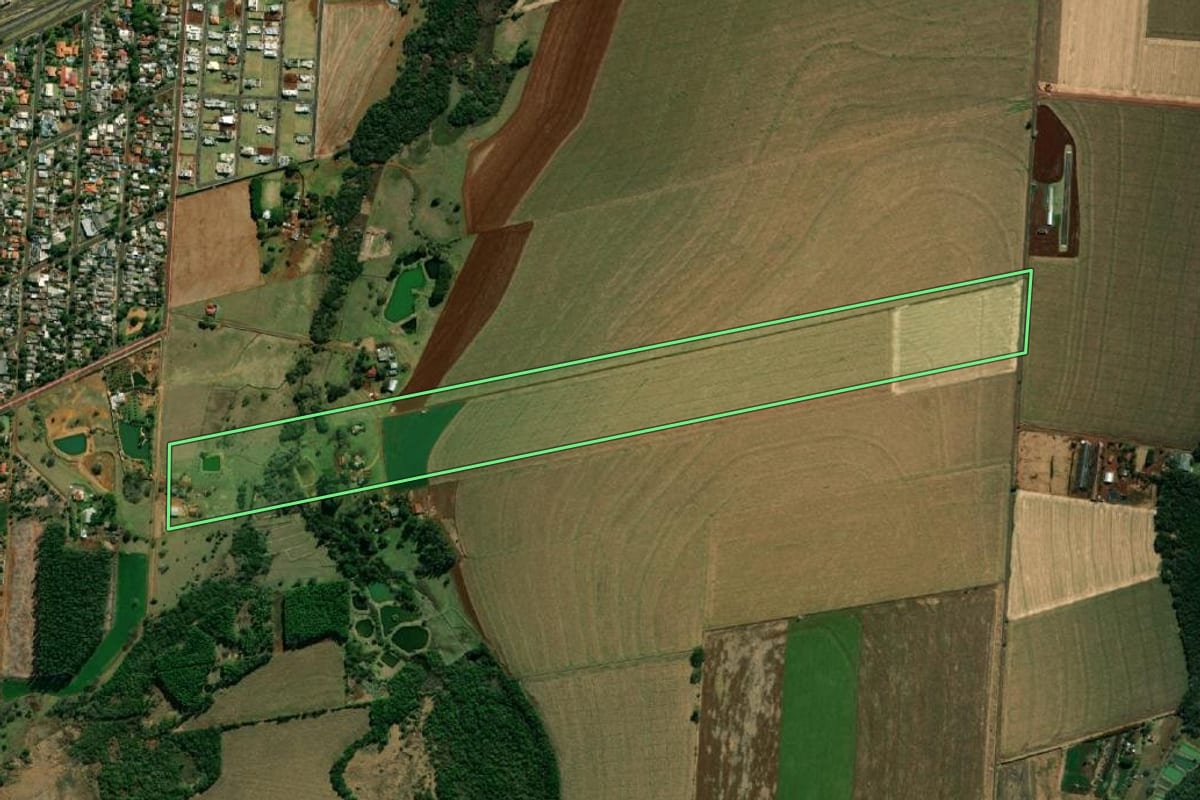 Imagem de satélite do imóvel rural em Santa Terezinha de Itaipu (PR), com o contorno declarado no CAR desenhado por cima.