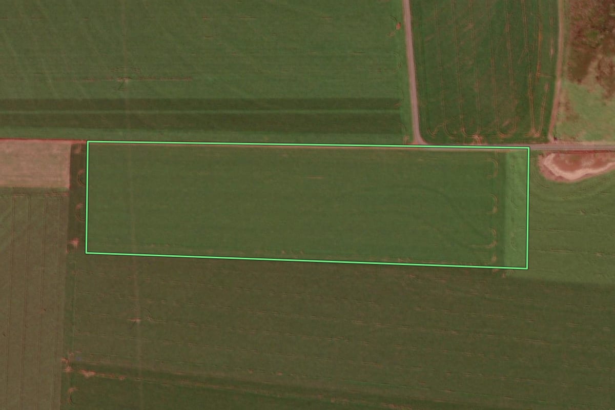Imagem de satélite do imóvel rural em Santa Terezinha de Itaipu (PR), com o contorno declarado no CAR desenhado por cima.