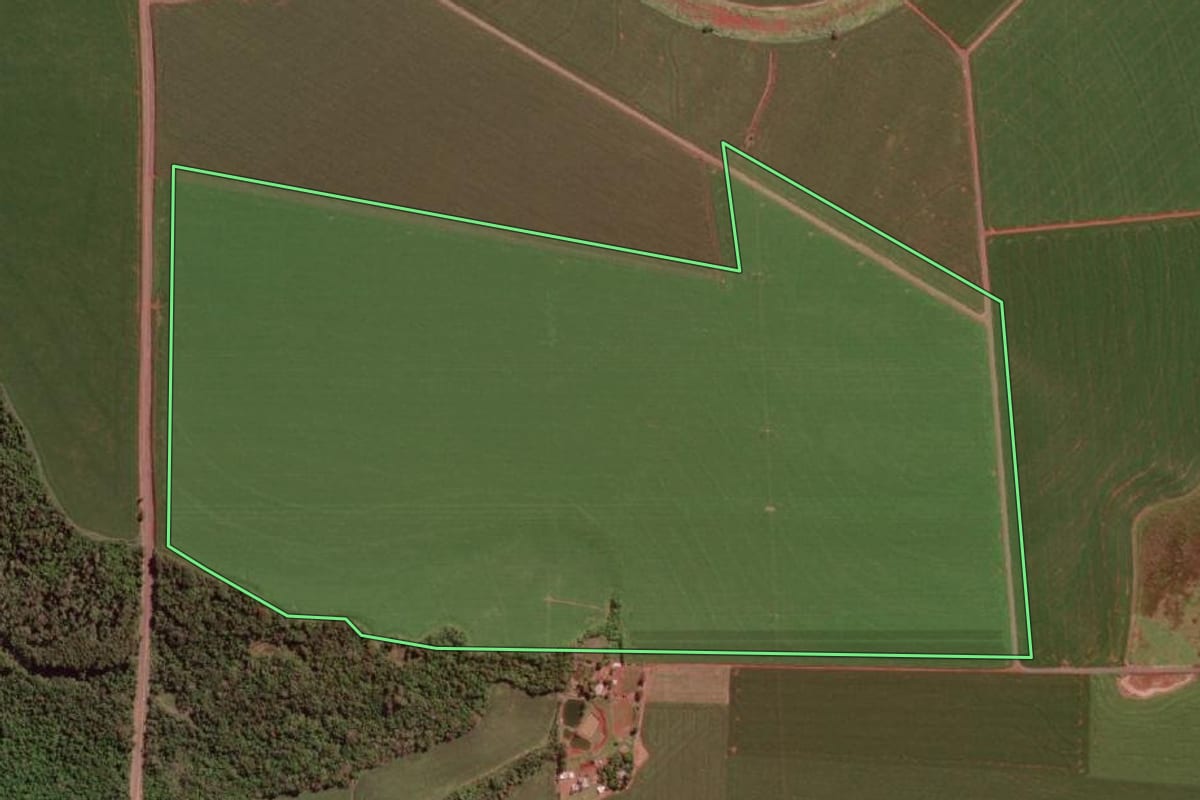 Imagem de satélite do imóvel rural em Santa Terezinha de Itaipu (PR), com o contorno declarado no CAR desenhado por cima.