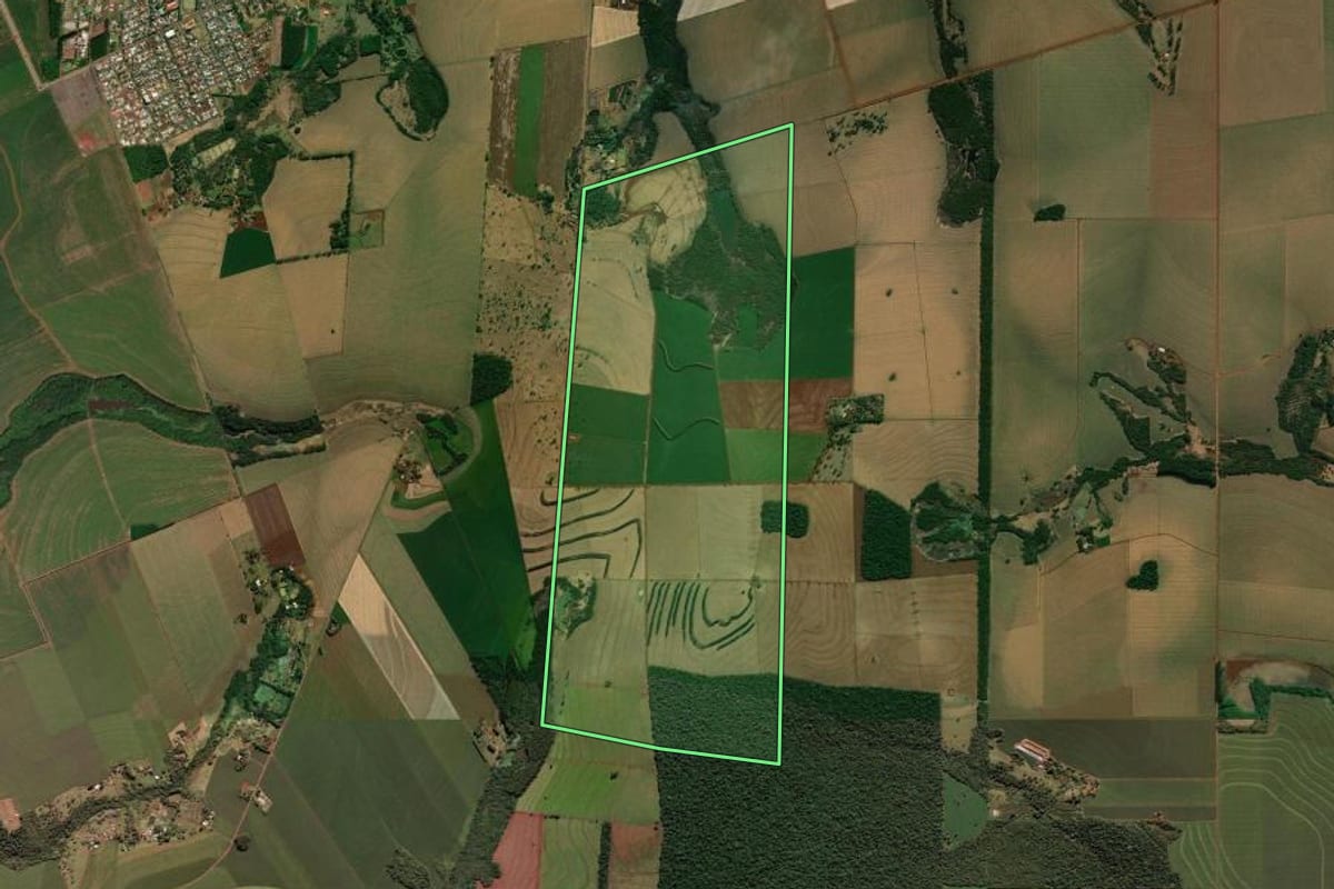 Imagem de satélite do imóvel rural em Santa Terezinha de Itaipu (PR), com o contorno declarado no CAR desenhado por cima.