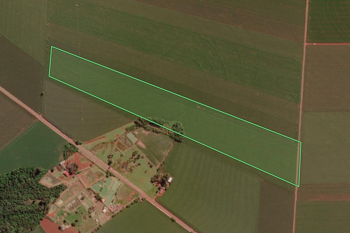Imagem de satélite do imóvel rural em Santa Terezinha de Itaipu (PR), com o contorno declarado no CAR desenhado por cima.