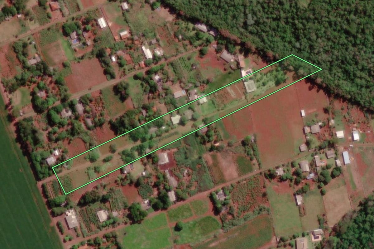 Imagem de satélite do imóvel rural em Santa Terezinha de Itaipu (PR), com o contorno declarado no CAR desenhado por cima.