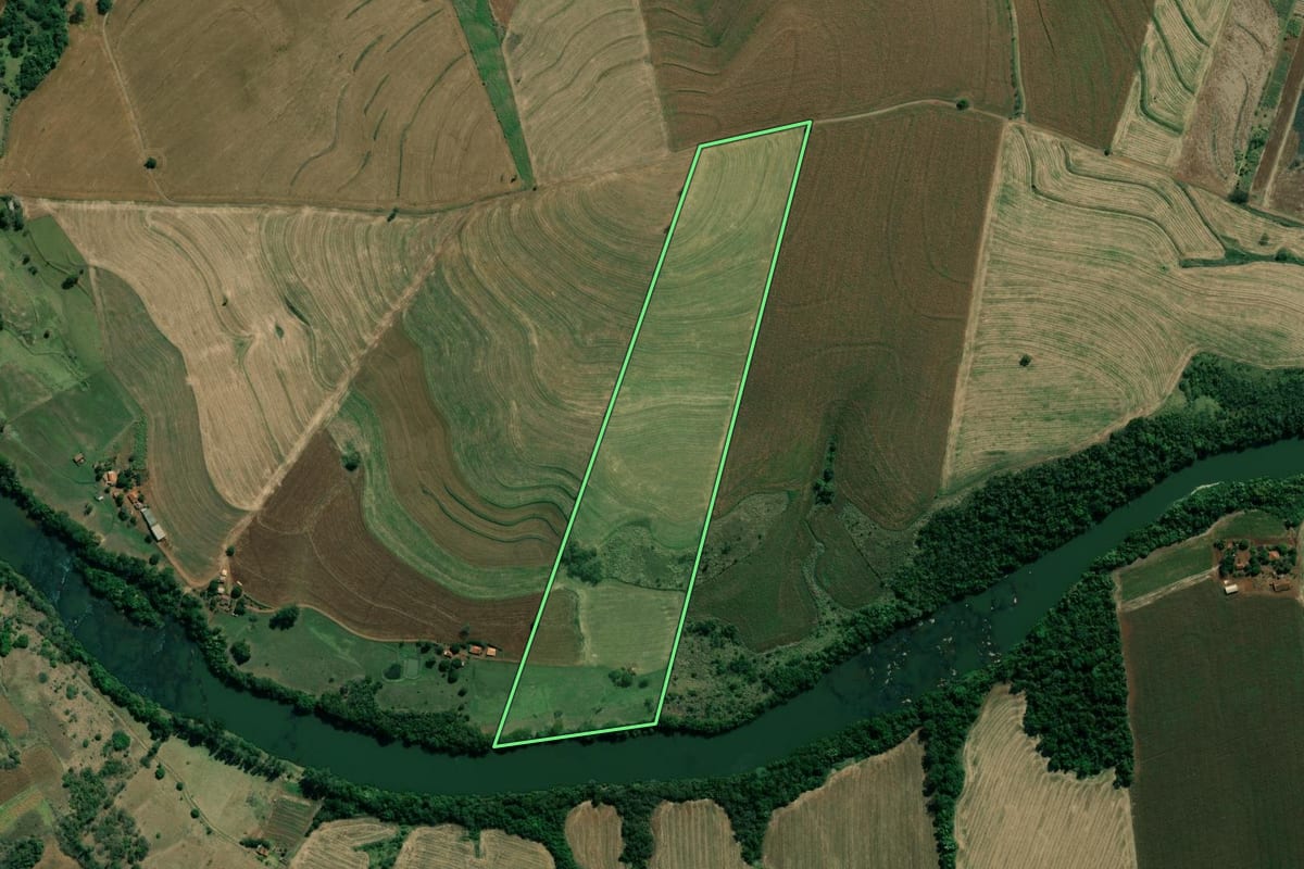 Imagem de satélite do imóvel rural em Santo Antônio da Platina (PR), com o contorno declarado no CAR desenhado por cima.