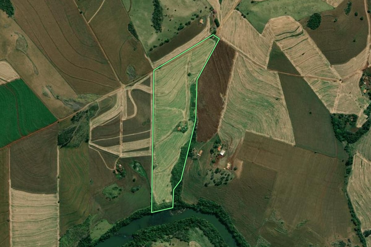 Imagem de satélite do imóvel rural em Santo Antônio da Platina (PR), com o contorno declarado no CAR desenhado por cima.