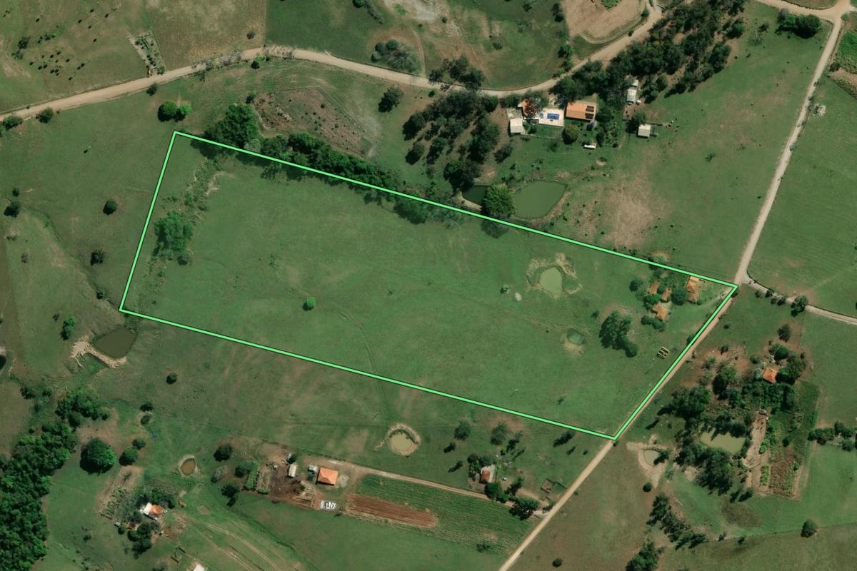 Imagem de satélite do imóvel rural em Santo Antônio da Platina (PR), com o contorno declarado no CAR desenhado por cima.