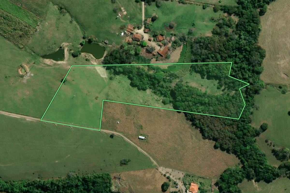 Imagem de satélite do imóvel rural em Santo Antônio da Platina (PR), com o contorno declarado no CAR desenhado por cima.