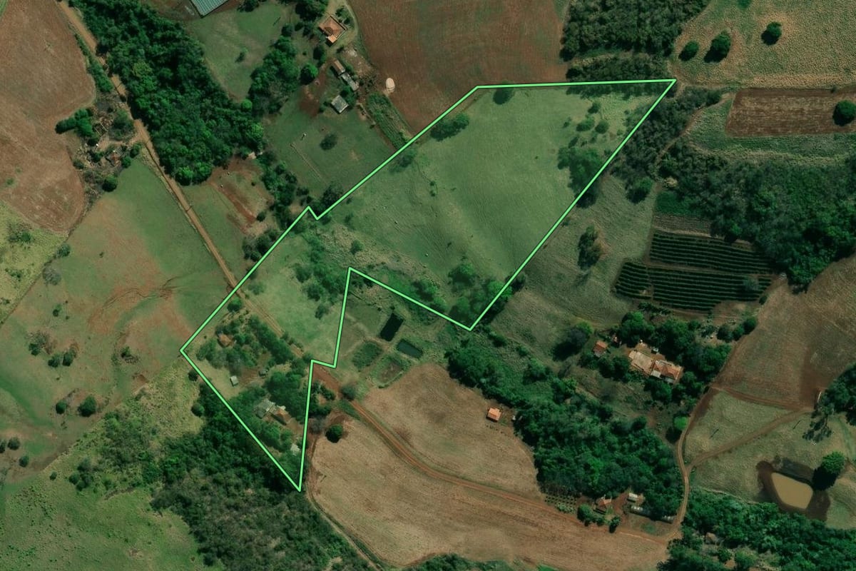 Imagem de satélite do imóvel rural em Santo Antônio da Platina (PR), com o contorno declarado no CAR desenhado por cima.