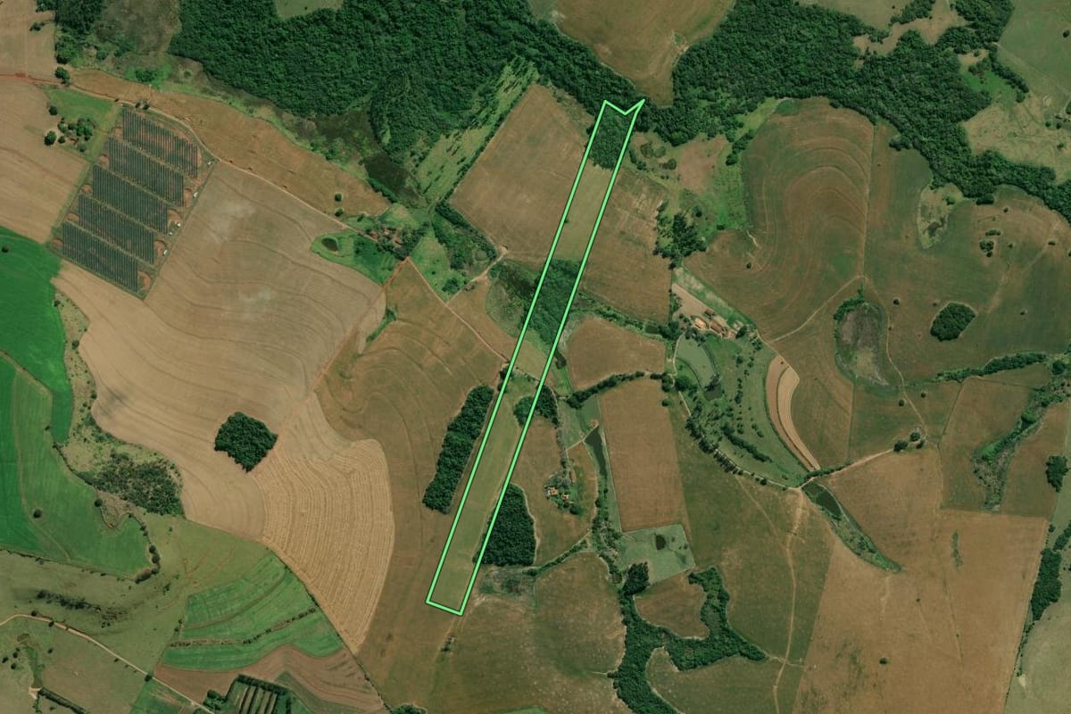 Imagem de satélite do imóvel rural em Santo Antônio da Platina (PR), com o contorno declarado no CAR desenhado por cima.