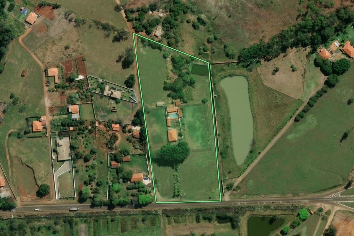 Imagem de satélite do imóvel rural em Santo Antônio da Platina (PR), com o contorno declarado no CAR desenhado por cima.