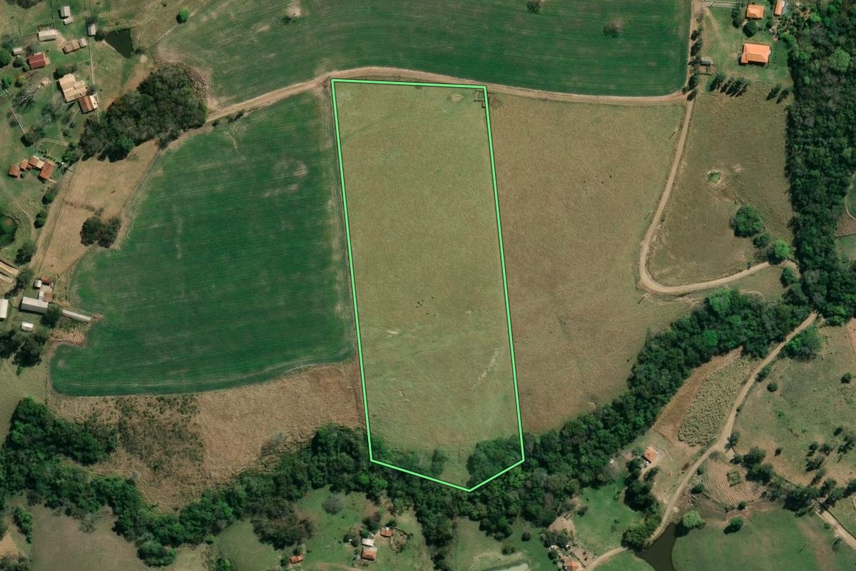 Imagem de satélite do imóvel rural em Santo Antônio da Platina (PR), com o contorno declarado no CAR desenhado por cima.