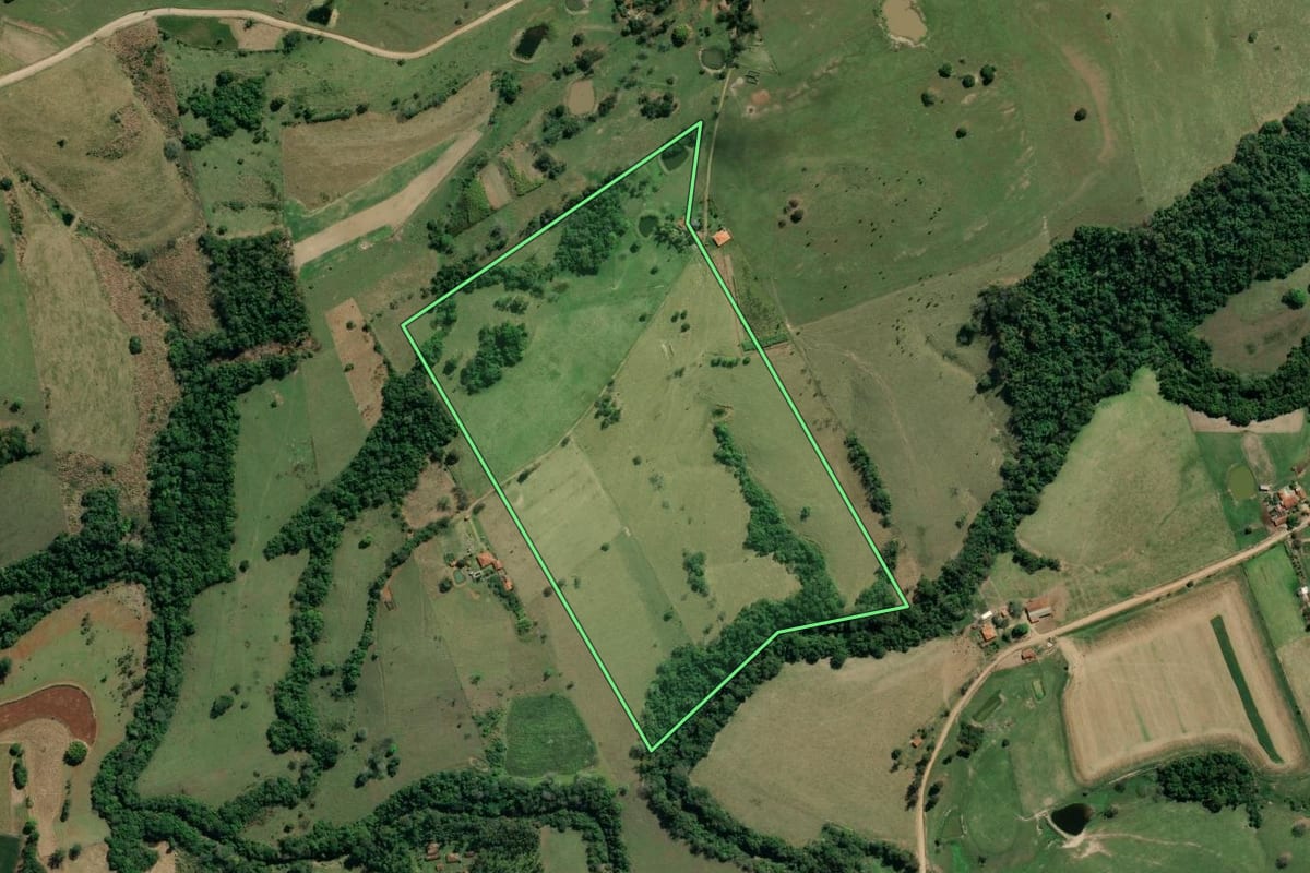 Imagem de satélite do imóvel rural em Santo Antônio da Platina (PR), com o contorno declarado no CAR desenhado por cima.