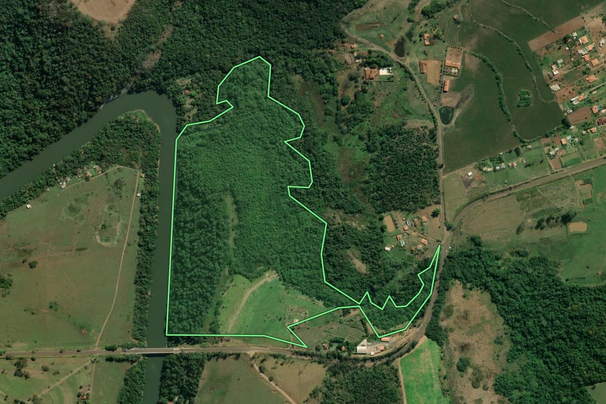 Imagem de satélite do imóvel rural em Santo Antônio da Platina (PR), com o contorno declarado no CAR desenhado por cima.