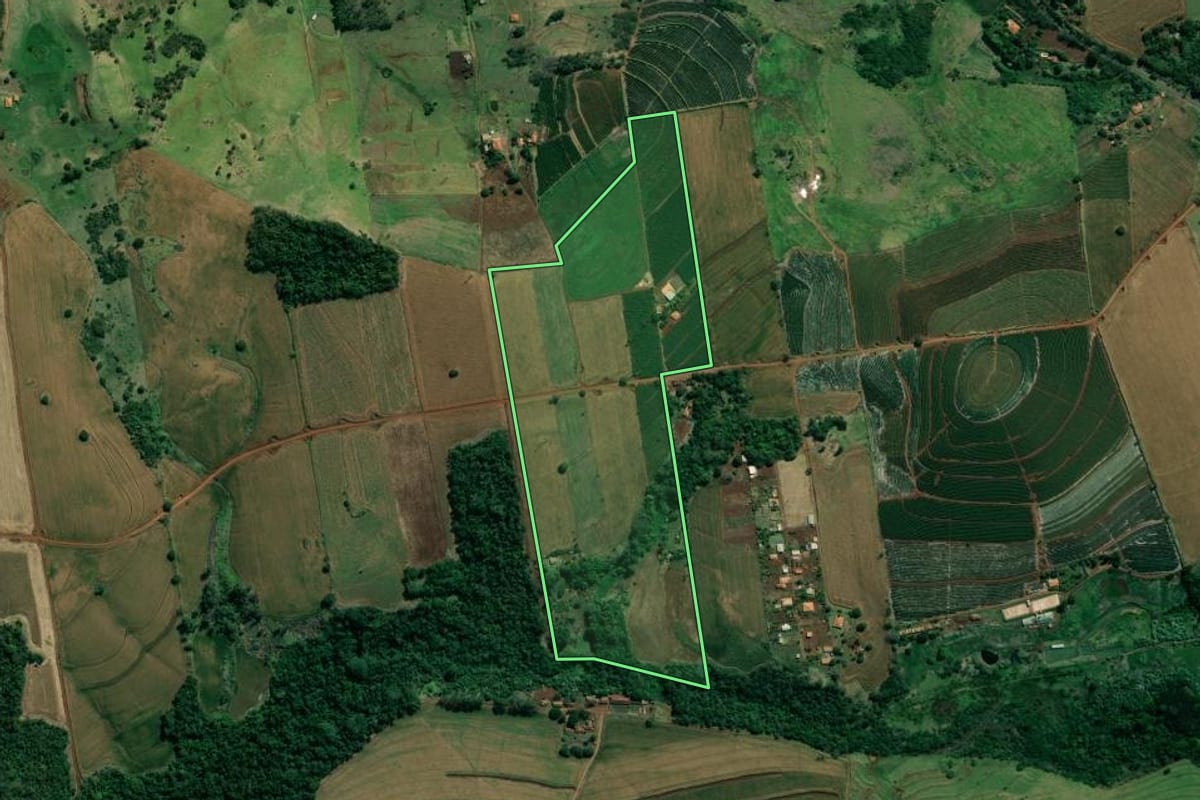 Imagem de satélite do imóvel rural em Santo Antônio da Platina (PR), com o contorno declarado no CAR desenhado por cima.
