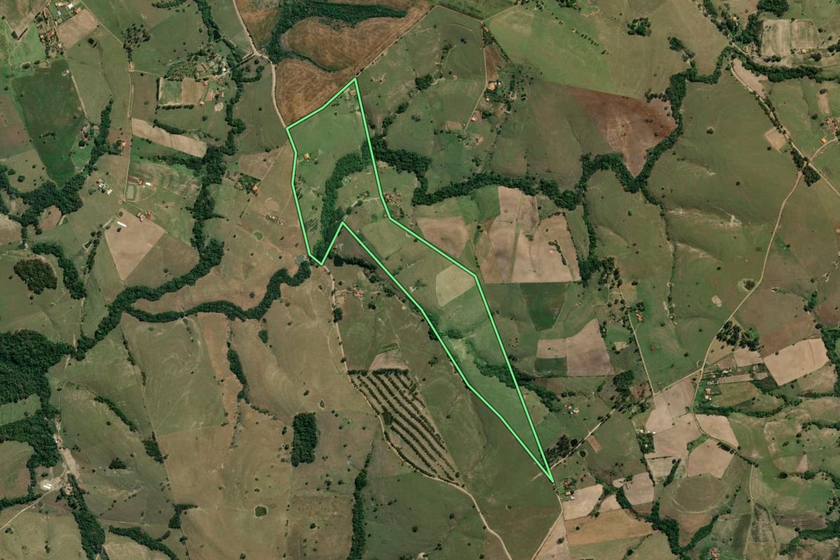 Imagem de satélite do imóvel rural em Santo Antônio da Platina (PR), com o contorno declarado no CAR desenhado por cima.