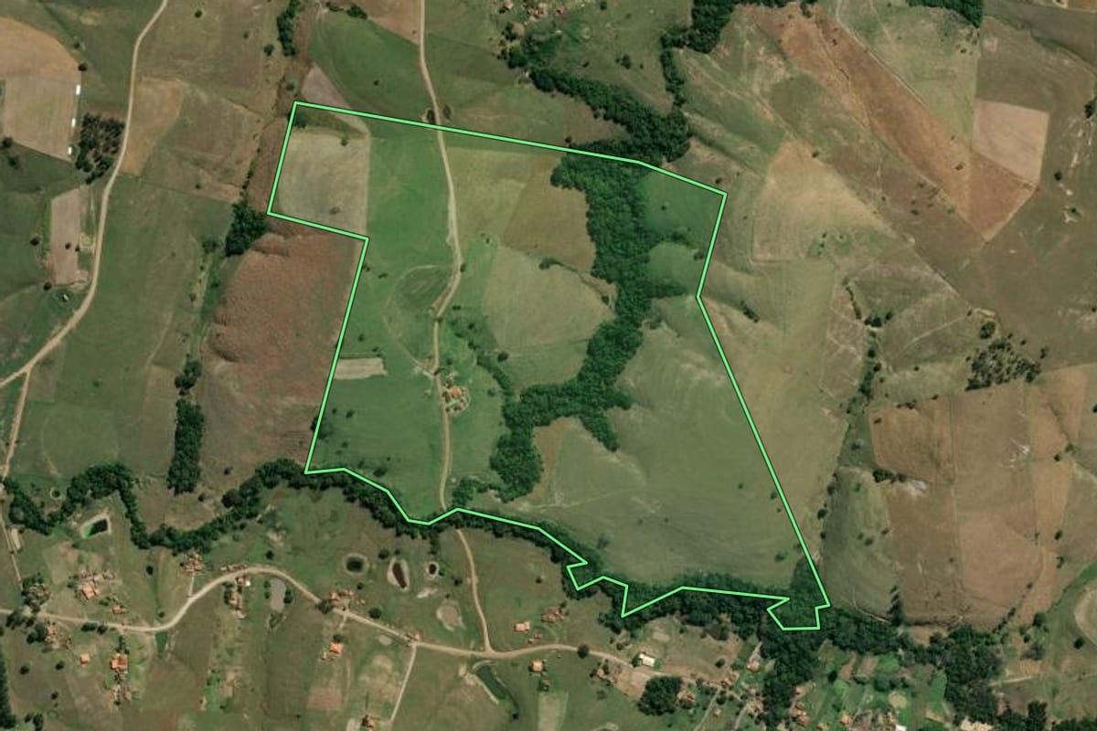 Imagem de satélite do imóvel rural em Santo Antônio da Platina (PR), com o contorno declarado no CAR desenhado por cima.