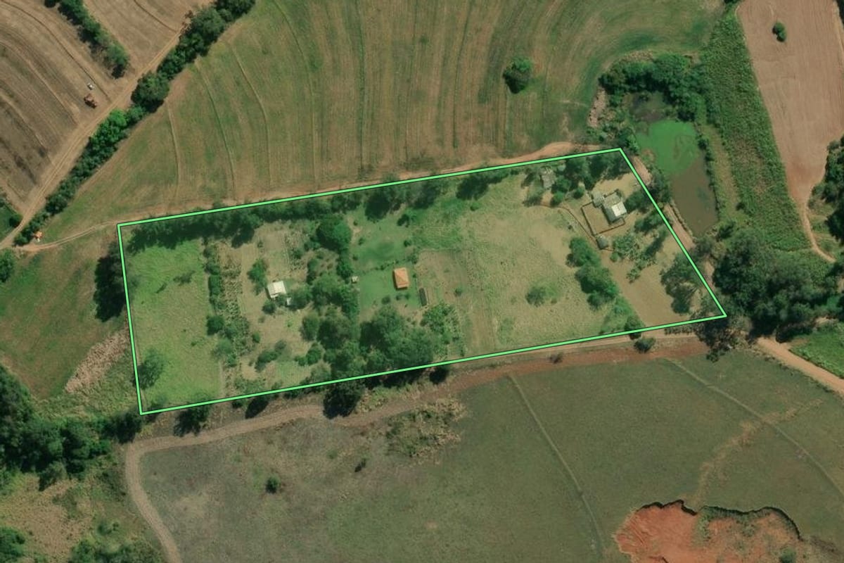 Imagem de satélite do imóvel rural em Santo Antônio da Platina (PR), com o contorno declarado no CAR desenhado por cima.