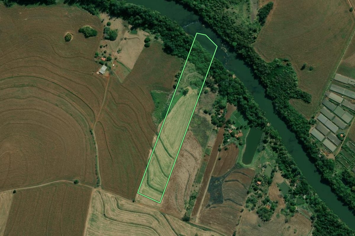 Imagem de satélite do imóvel rural em Santo Antônio da Platina (PR), com o contorno declarado no CAR desenhado por cima.