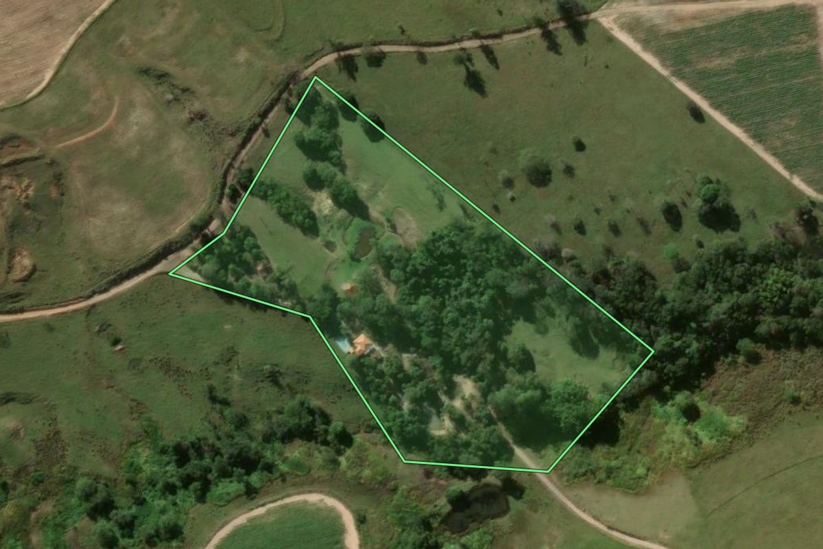 Imagem de satélite do imóvel rural em Santo Antônio da Platina (PR), com o contorno declarado no CAR desenhado por cima.
