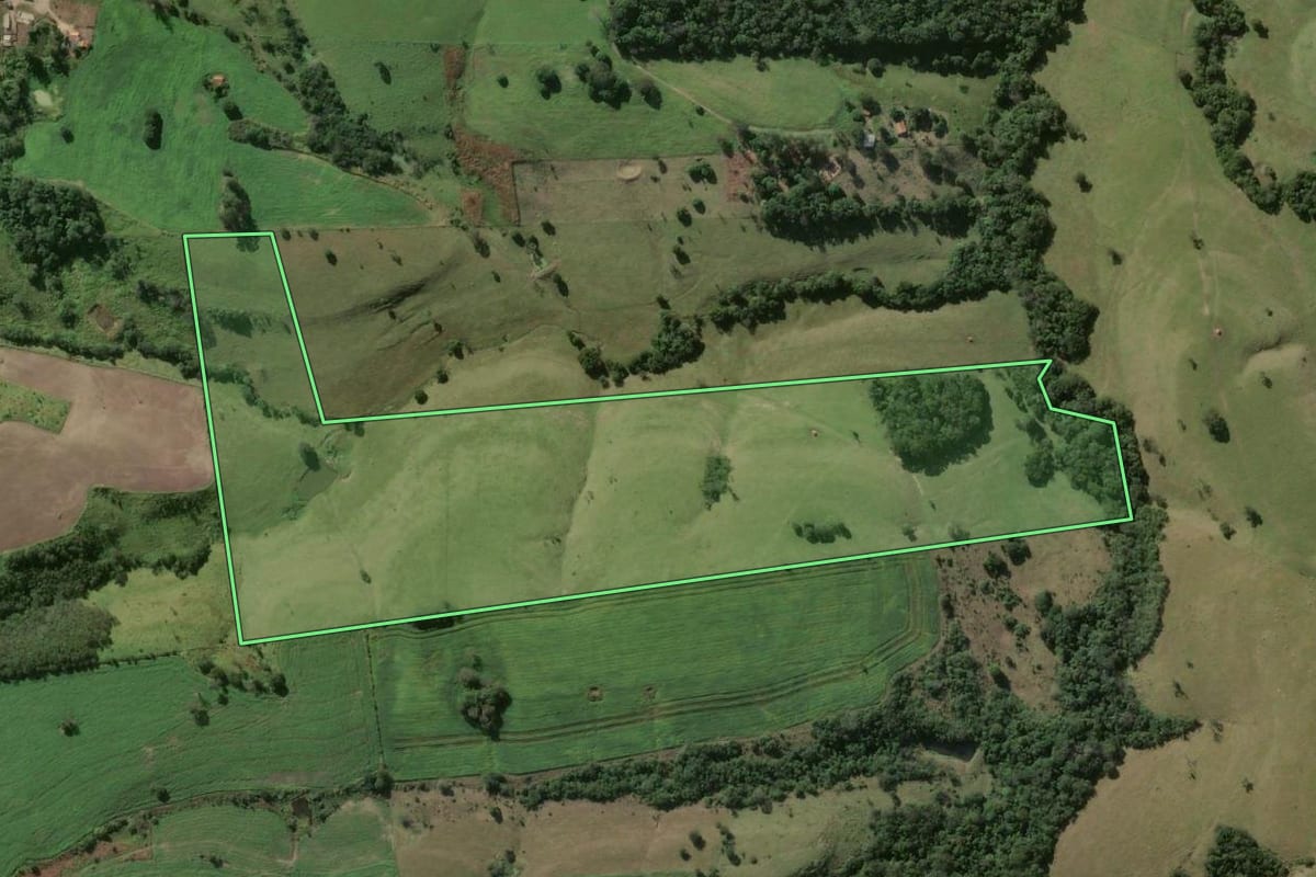Imagem de satélite do imóvel rural em Santo Antônio da Platina (PR), com o contorno declarado no CAR desenhado por cima.