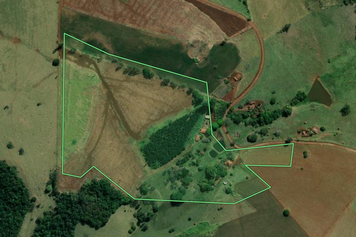 Imagem de satélite do imóvel rural em Santo Antônio da Platina (PR), com o contorno declarado no CAR desenhado por cima.