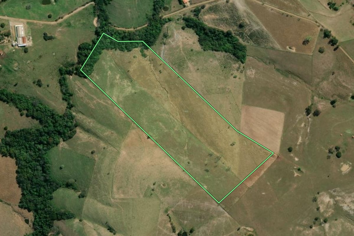 Imagem de satélite do imóvel rural em Santo Antônio da Platina (PR), com o contorno declarado no CAR desenhado por cima.