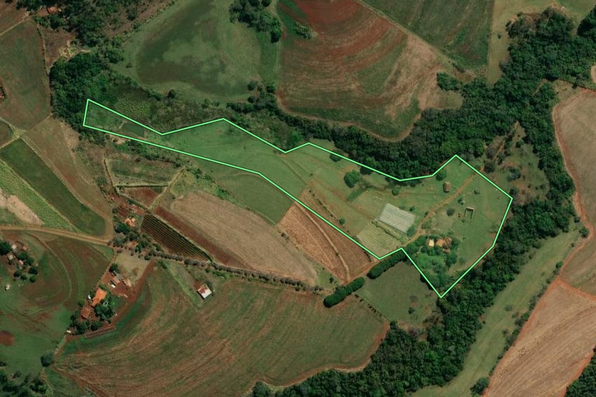 Imagem de satélite do imóvel rural em Santo Antônio da Platina (PR), com o contorno declarado no CAR desenhado por cima.